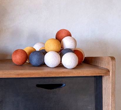 boules lumineuses pour la décoration. les guirlandes brillent dans le noir.  sphères transparentes avec lampes. 11141890 Photo de stock chez Vecteezy